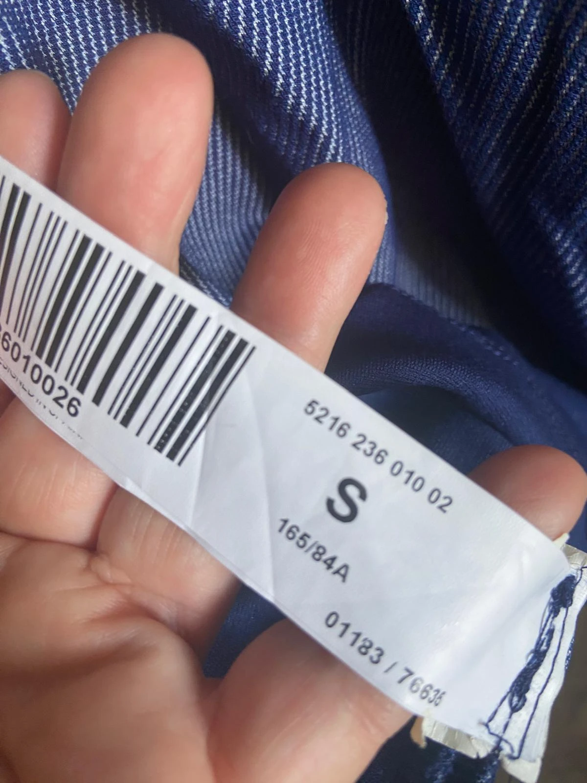 Vestido em tons de azul, sem mangas, saia rodada. Stradivarius. Tamanho P – photo 12